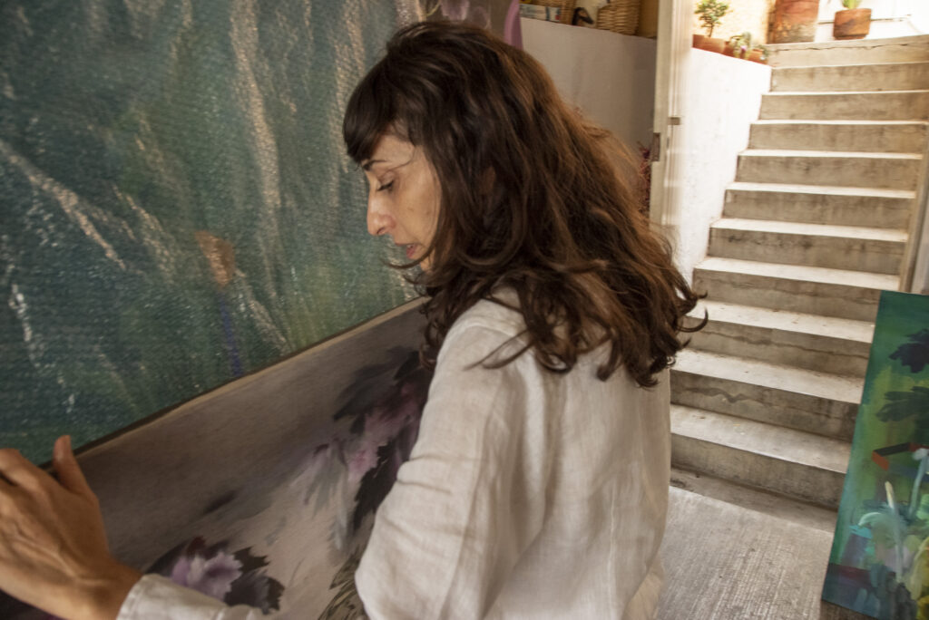 Magda Rantica pintando